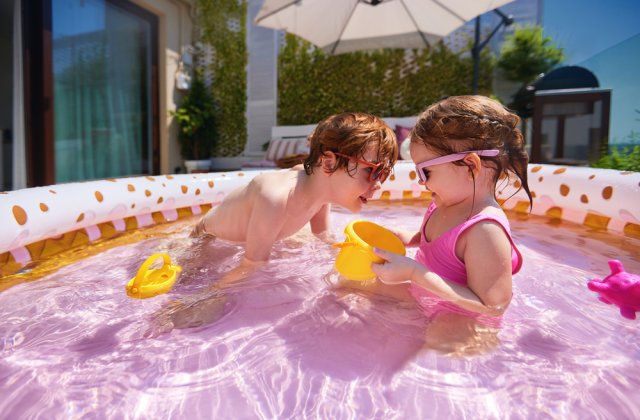 Piscine gonflabile pentru balcon sau terasă: soluții practice pentru spații mici