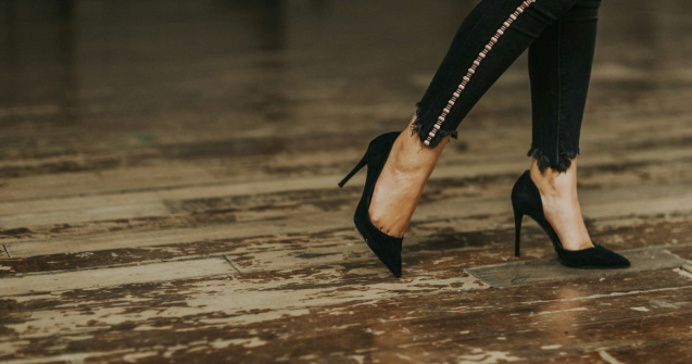 Cum porți pantofii cu toc cu jeans pentru un look effortless chic