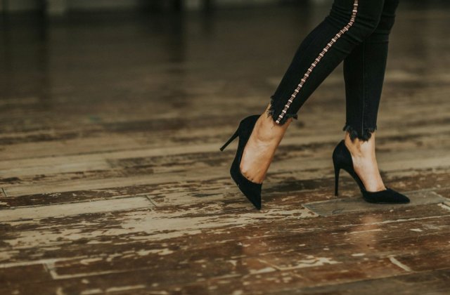 Cum porți pantofii cu toc cu jeans pentru un look effortless chic