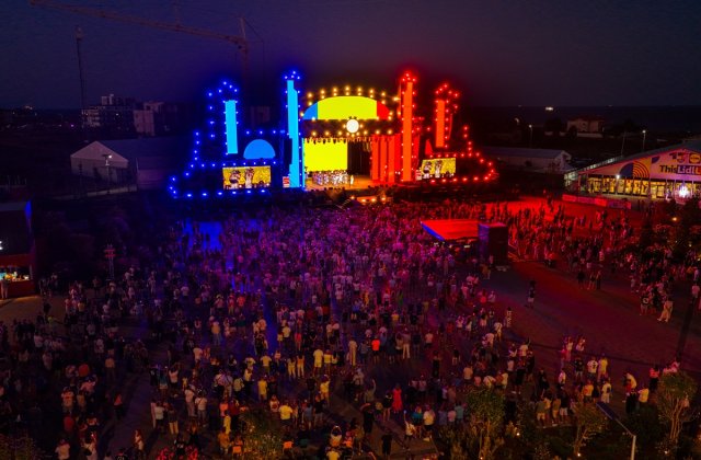 Dan Negru, Irina Baianț și Fanfara Reprezentativă a Forțelor Navale au celebrat Ziua Imnului Național la NIBIRU, &icirc;n fața a 25.000 de oameni