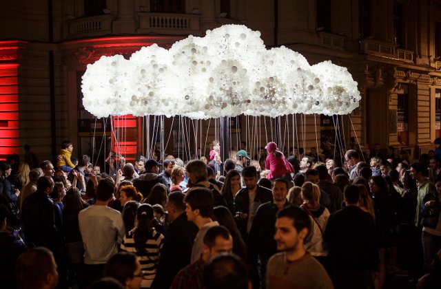 Spotlight 2026: 19 instalații, 6 clădiri emblematice transformate prin video mapping, 3 seri de artă și lumină pe Calea Victoriei