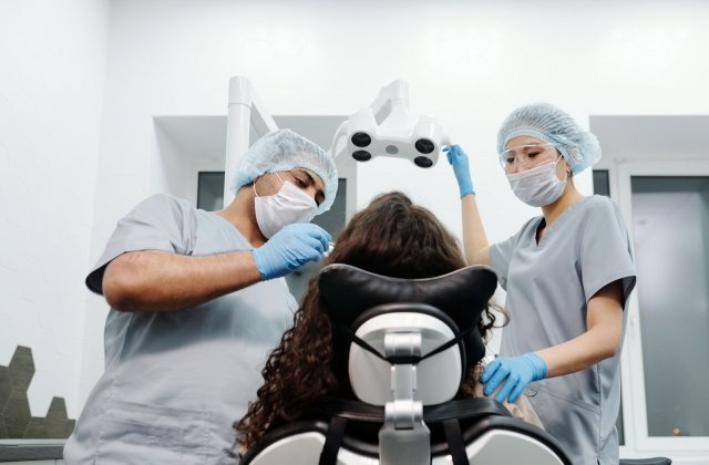 A doua opinie &icirc;nainte de un implant dentar: 8 lucruri de verificat c&acirc;nd o clinică &icirc;ți propune extracția