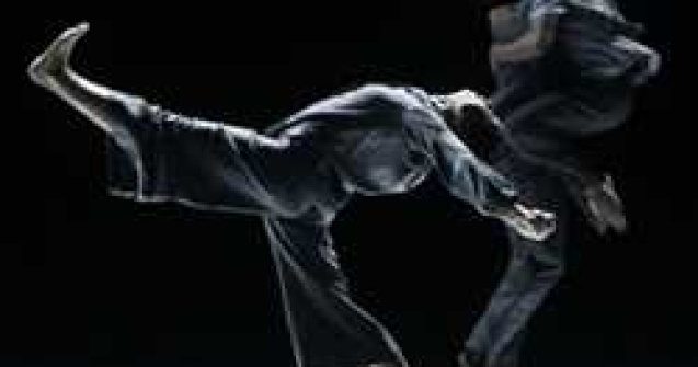 2 timpi, 3 miscari: Dansul contemporan francez in prim plan