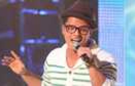 Impecabil: Bruno Mars isi face debutul la Saturday Night Live