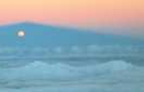 Super fotografie: Cum poate Luna sa apara in fata unui munte?