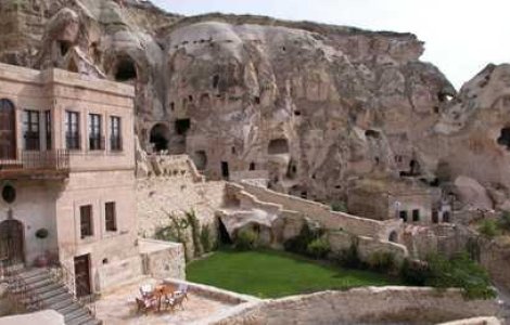 Vezi cum arata hotelul construit in grote!