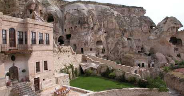 Vezi cum arata hotelul construit in grote!