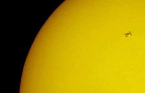 Poza uluitoare: Eclipsa si un element surpriza