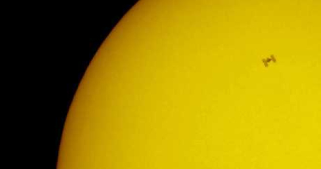 Poza uluitoare: Eclipsa si un element surpriza