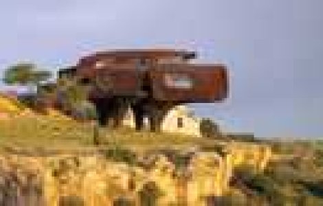  Top  Fascinant: Case construite pe muchie de cutit