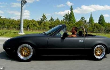 Cu masina sub camion