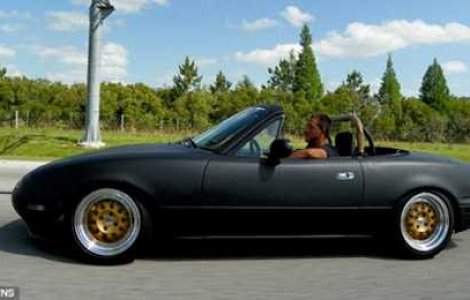 Cu masina sub camion