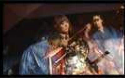 Caligrafie pe corpuri feminine