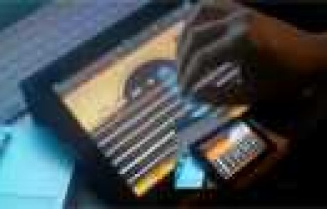 VIDEO: 4 Ipad-uri + 4 muzicieni = repetitie pe cinste!