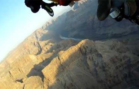 Spectaculos: Acest om a reusit sa zboare ca o pasare!