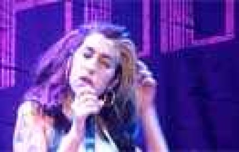  Top  Amy Winehouse: Vezi cum s-a transformat in 10 ani (VIDEO)