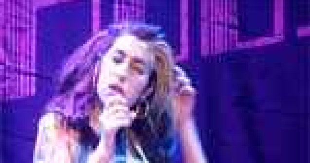  Top  Amy Winehouse: Vezi cum s-a transformat in 10 ani (VIDEO)