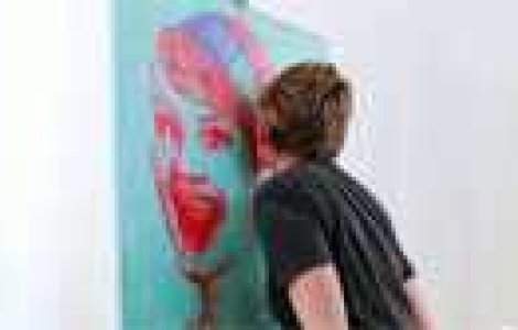 Cea mai senzuala artista: picteaza doar cu buzele