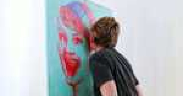 Cea mai senzuala artista: picteaza doar cu buzele