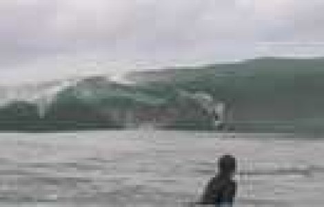 In Tahiti valurile sunt cat un bloc!