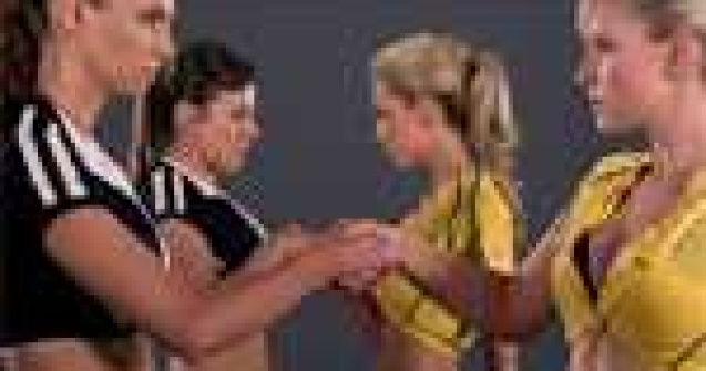 Rugby impreuna cu 4 fotomodele sexy: Invata acum regulile jocului!