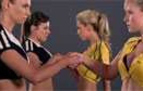 Rugby impreuna cu 4 fotomodele sexy: Invata acum regulile jocului!