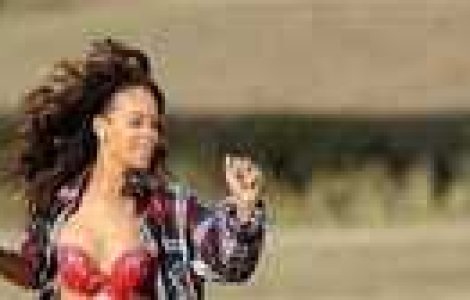 Rihanna, blonda si sexy in pictorialul pentru revista Vogue