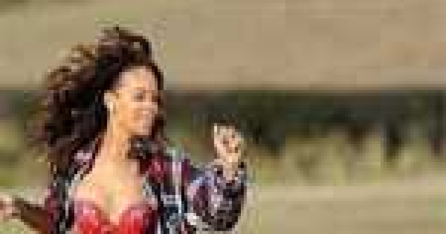 Rihanna, blonda si sexy in pictorialul pentru revista Vogue