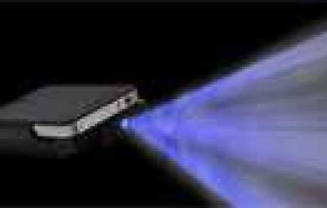 GADGET: Japonezii au inventat primul mini-videoproiector pentru iPhone