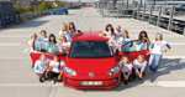 Cati oameni incap in cel mai mic Volkswagen?