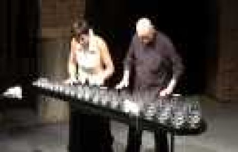 Cel mai neconventional instrument muzical din lume: paharul