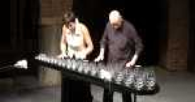 Cel mai neconventional instrument muzical din lume: paharul