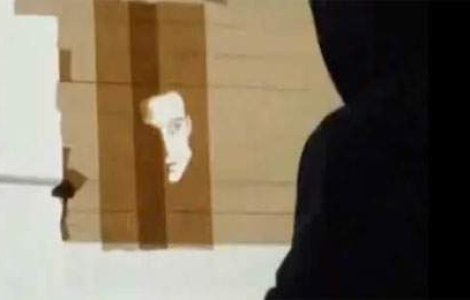 El este artistul care 'deseneaza' cu... banda adeziva