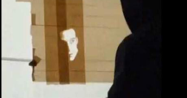 El este artistul care 'deseneaza' cu... banda adeziva