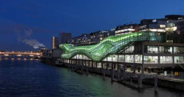  Top  'Sarpele verde de pe Sena' - Cladirea Institutului Francez de Moda