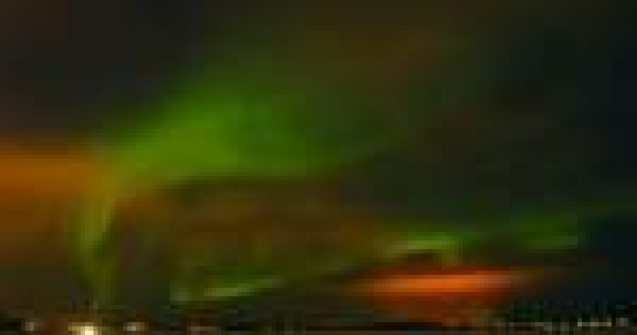 SPECTACULOS: Aurora Boreala surprinsa in imagini de amator