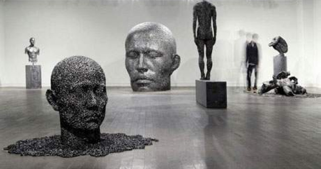 Sculpturi din lanturi vechi de bicicleta: Figuri din 1,5 km de zale