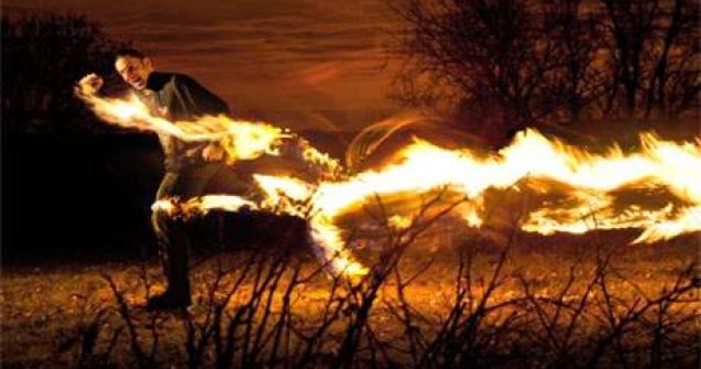 El este omul care isi da foc pentru a demonstra ca este Arta