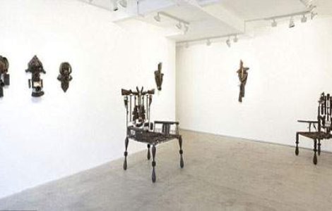 'M-am asezat pe patul pustii': armele care se transforma in arta