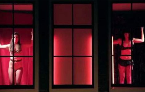 De ce danseaza fetele din Cartierul Rosu