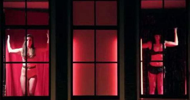 De ce danseaza fetele din Cartierul Rosu