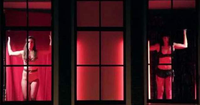 De ce danseaza fetele din Cartierul Rosu