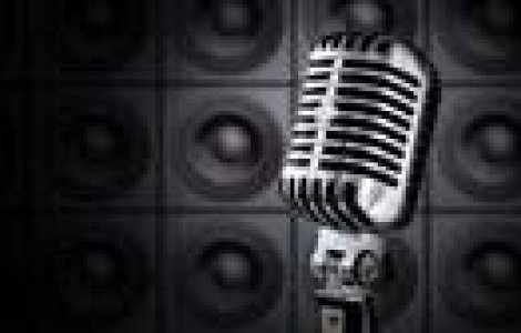 O fata, un microfon si o pedala acustica