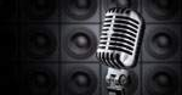 O fata, un microfon si o pedala acustica