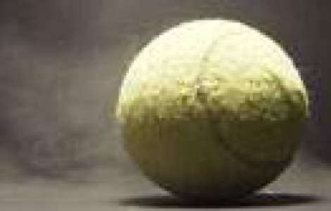 2000 de mingi de tenis suspendate intr-un muzeu