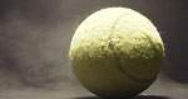 2000 de mingi de tenis suspendate intr-un muzeu