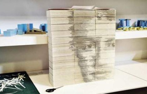 Portretul lui Zuckerberg sculptat in carti