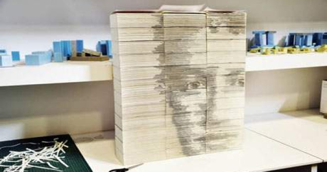 Portretul lui Zuckerberg sculptat in carti