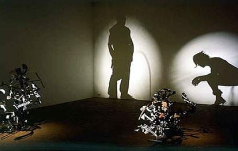 Arta din umbra gunoaielor