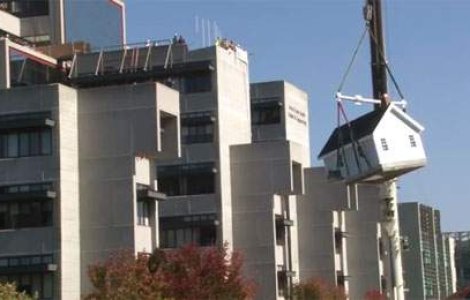 Experiment arhitectonic: Casa suspendata